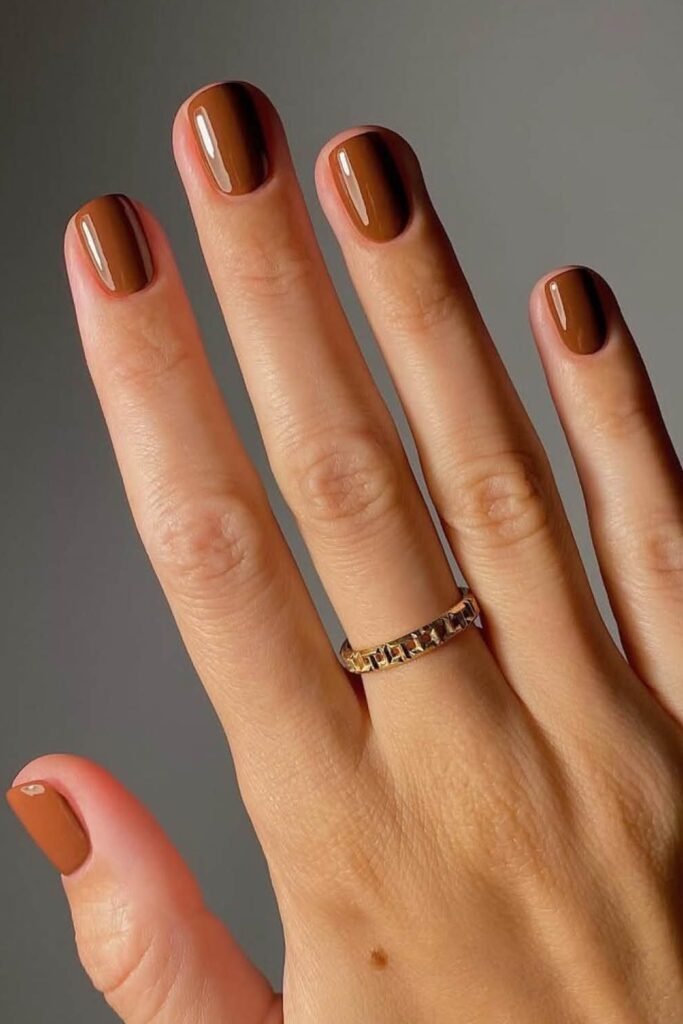 8. Glossy Cinnamon Caramel Short Nails