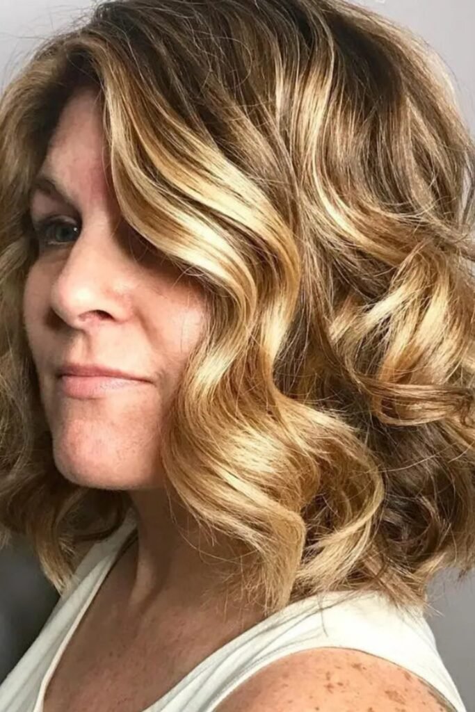 15. Honey Blonde Wavy Bob with Side Sweep